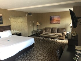 EverSpring Inn & Suites