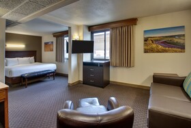 EverSpring Inn & Suites