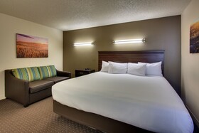 EverSpring Inn & Suites