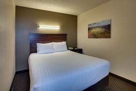 EverSpring Inn & Suites