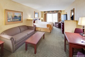 Holiday Inn Express & Suites Bismarck