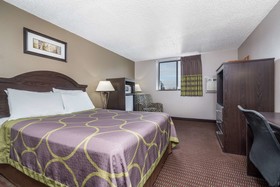 Super 8 by Wyndham Bismarck