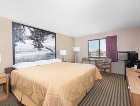 Super 8 By Wyndham Bowman