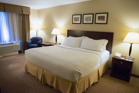Holiday Inn Express Devils Lake