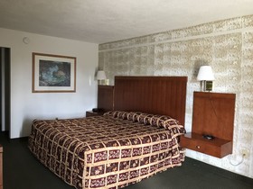 Roadway Inn