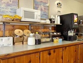 Super 8 by Wyndham Devils Lake