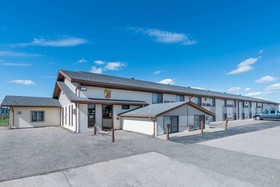 Super 8 by Wyndham Devils Lake