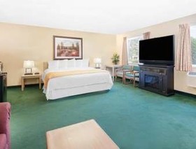 Days Inn & Suites by Wyndham Fargo 19th Ave/Airport Dome