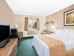 Days Inn & Suites by Wyndham Fargo 19th Ave/Airport Dome