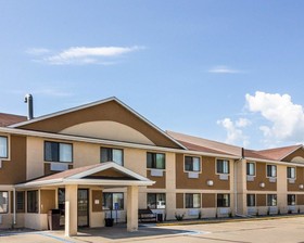 Travelodge by Wyndham Fargo West Acres