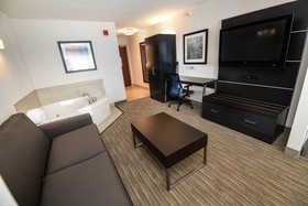 Holiday Inn Express & Suites Grand Forks