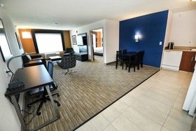 Holiday Inn Express & Suites Grand Forks
