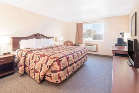 Knights Inn And Suites Grand Forks