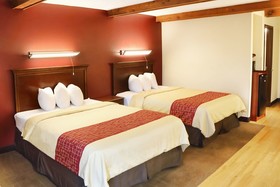 TownHouse Hotel Grand Forks