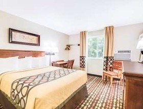 Super 8 by Wyndham Grand Forks