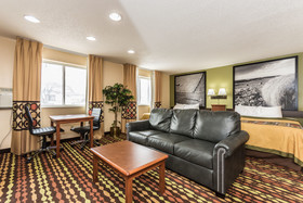 Super 8 by Wyndham Grand Forks