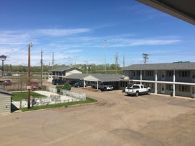 Colonial Motel And RV Park