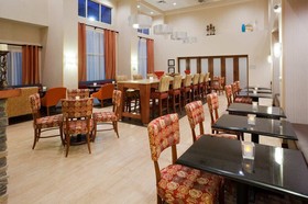 Hampton Inn & Suites Minot Airport