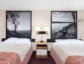 Super 8 by Wyndham Valley City