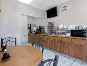 Super 8 by Wyndham Valley City