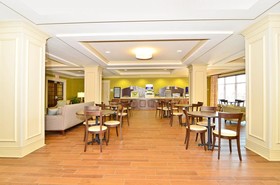 Holiday Inn Express Hotel & Suites Williston