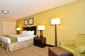 Holiday Inn Express Hotel & Suites Williston
