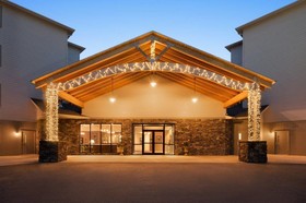 Bakken Airport XWA Hotel & Suites