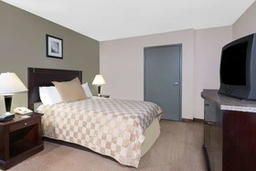 Howard Johnson by Wyndham Cleveland Airport