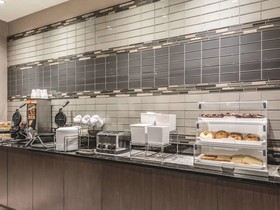 La Quinta Inn & Suites by Wyndham Cincinnati Sharonville