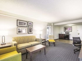La Quinta Inn & Suites by Wyndham Cincinnati Sharonville
