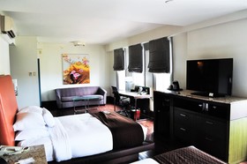 DoubleTree by Hilton - The Tudor Arms Hotel
