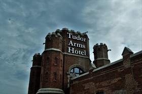 DoubleTree by Hilton - The Tudor Arms Hotel