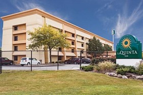La Quinta Inn & Suites by Wyndham Cleveland - Airport North
