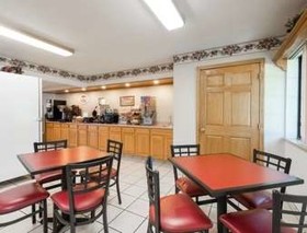 Super 8 by Wyndham Coshocton Roscoe Village