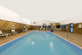 Super 8 by Wyndham Coshocton Roscoe Village