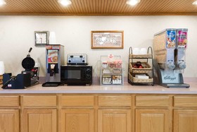 Super 8 by Wyndham Coshocton Roscoe Village