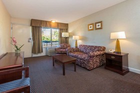 Days Inn & Suites by Wyndham Dayton North