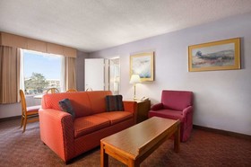 Days Inn & Suites by Wyndham Elyria