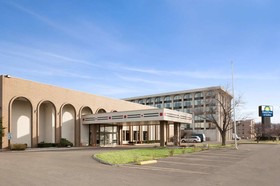 Days Inn & Suites by Wyndham Elyria