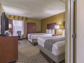 La Quinta Inn & Suites by Wyndham Cleveland Airport West