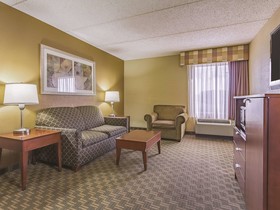 La Quinta Inn & Suites by Wyndham Cleveland Airport West
