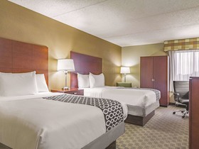 La Quinta Inn & Suites by Wyndham Cleveland Airport West