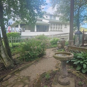 1873 Victorian Rose B & B