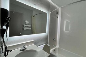 Days Inn & Suites by Wyndham Springfield OH