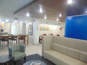 Holiday Inn Express & Suites Wapakoneta