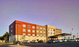 Holiday Inn Express & Suites Tulsa NE Claremore