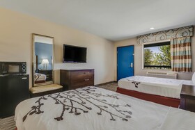 Econo Lodge Inn & Suites