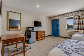 Econo Lodge Inn & Suites