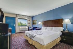 Econo Lodge Inn & Suites