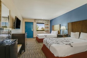 Econo Lodge Inn & Suites